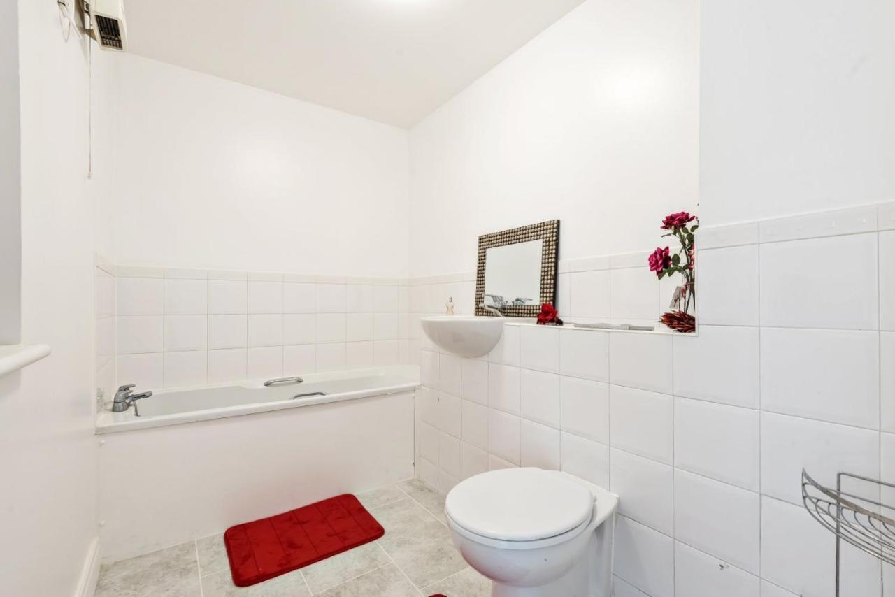 2 Bed Flat, Dedicated Workspace, Parking, 4Ktv ลอนดอน ภายนอก รูปภาพ