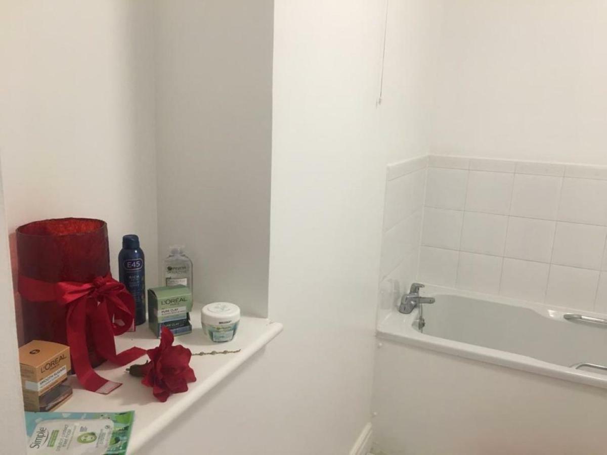 2 Bed Flat, Dedicated Workspace, Parking, 4Ktv ลอนดอน ภายนอก รูปภาพ